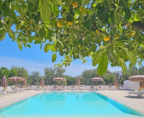 Seasonal outdoor pool, pool umbrellas, pool loungers - Hotel Residence Torre del Porto (Mattinata)