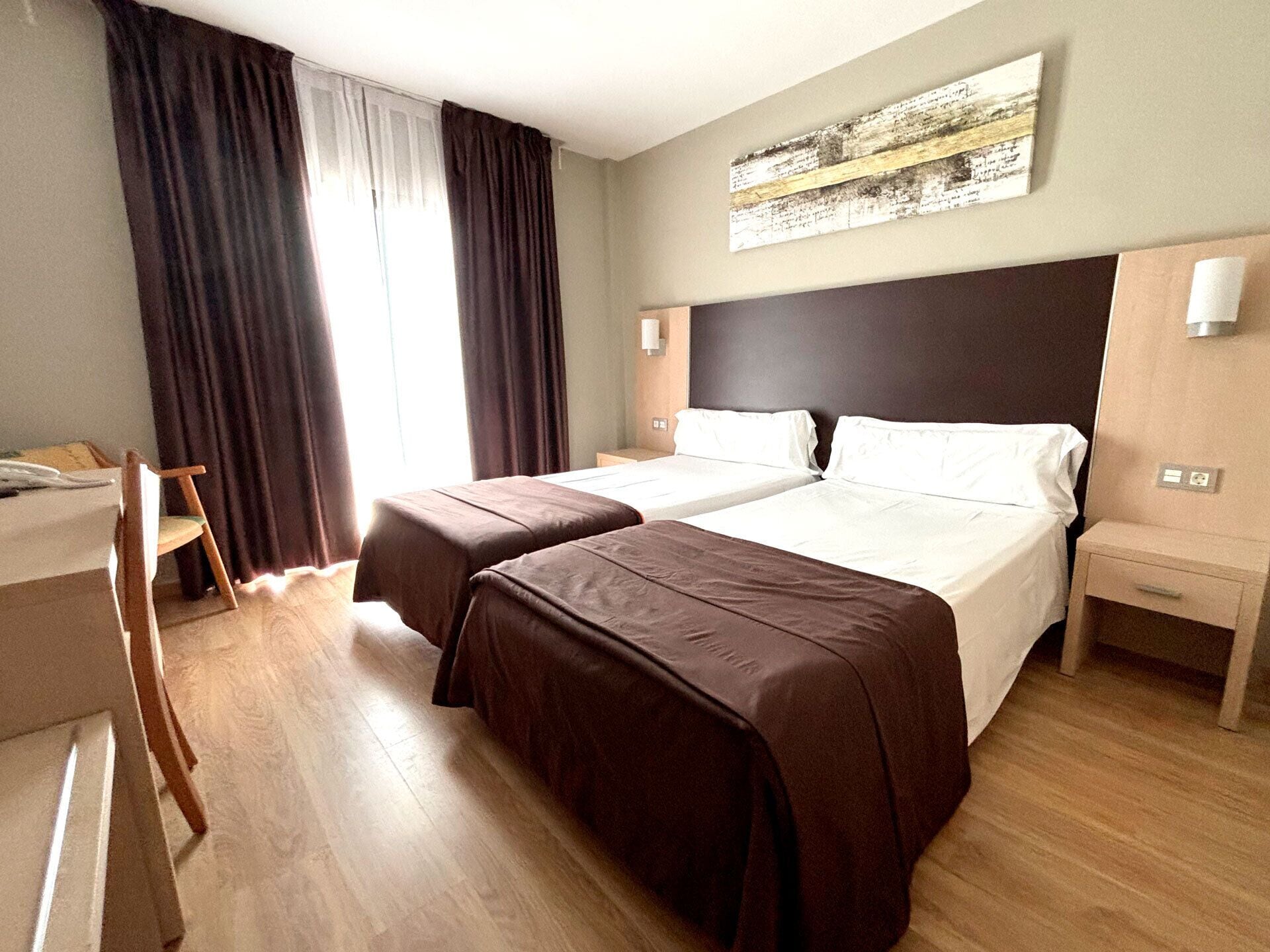 أسرّة بطبقة علوية مريحة ومكتب وستائر تعتيم وواي فاي مجانًا