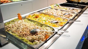 A buffet with various food options including salads, fruits, and seafood. - Hotel Melina (Benidorm)