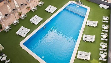 Sezonluk açık havuz, şezlonglar