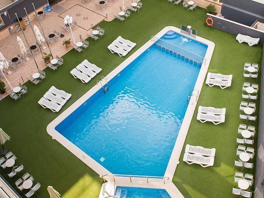 Una piscina al aire libre de temporada, sillones reclinables de piscina