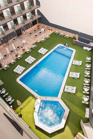 Seasonal outdoor pool, sun loungers - Hotel Melina (Benidorm)