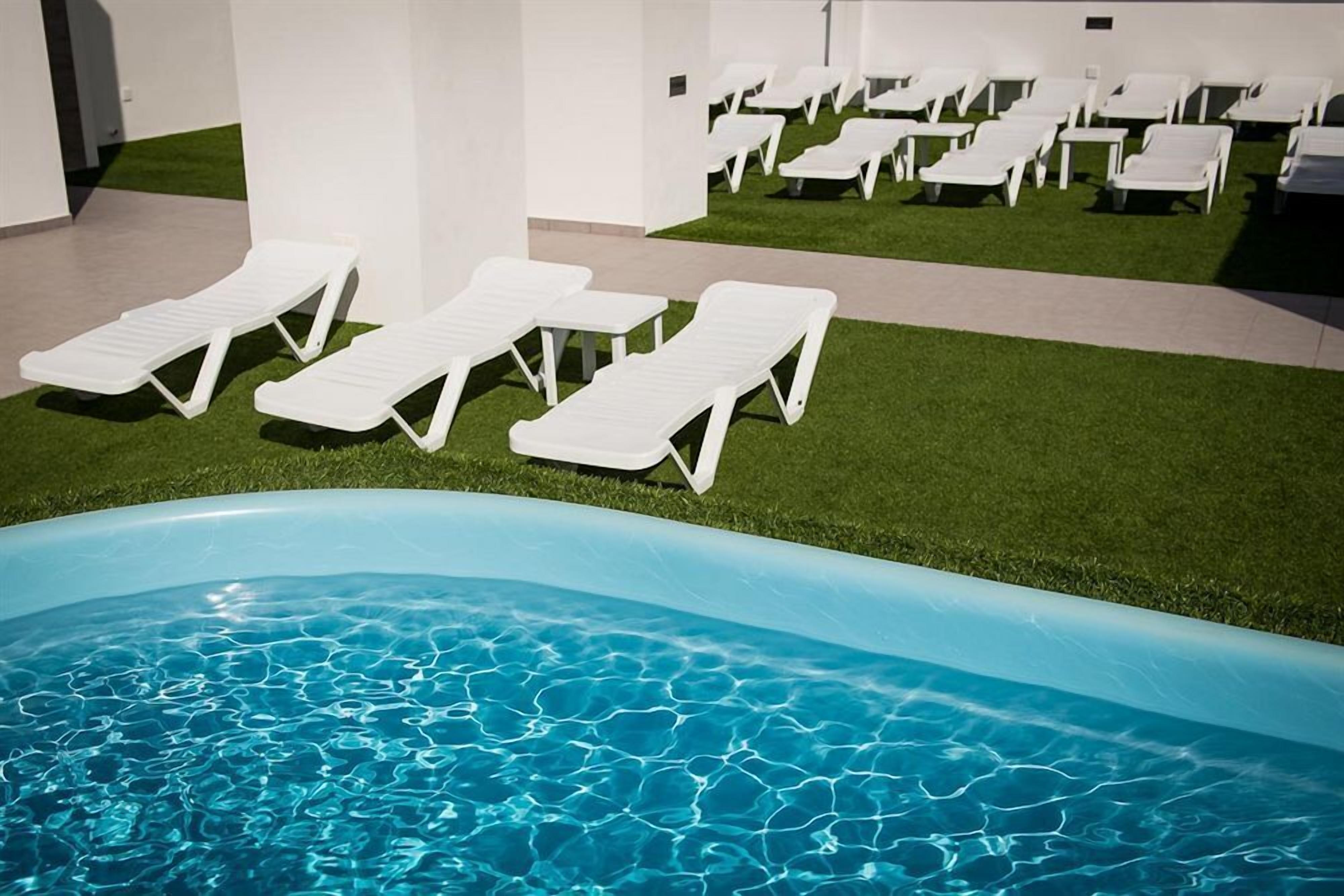 seasonal outdoor pool, pool loungers