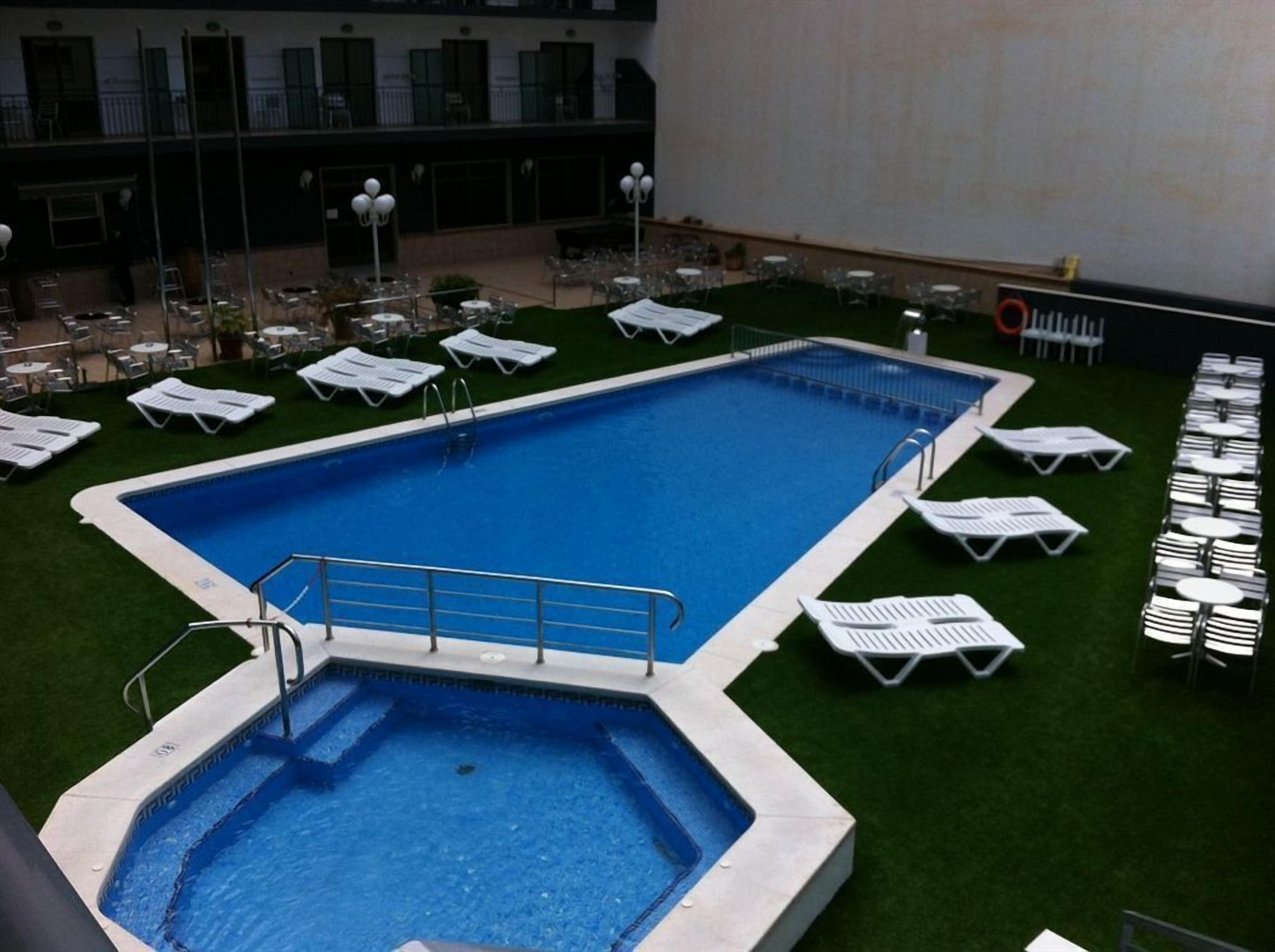 seasonal outdoor pool, pool loungers