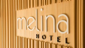 A wooden sign with the text "melina HOTEL" in a modern font. - Hotel Melina (Benidorm)