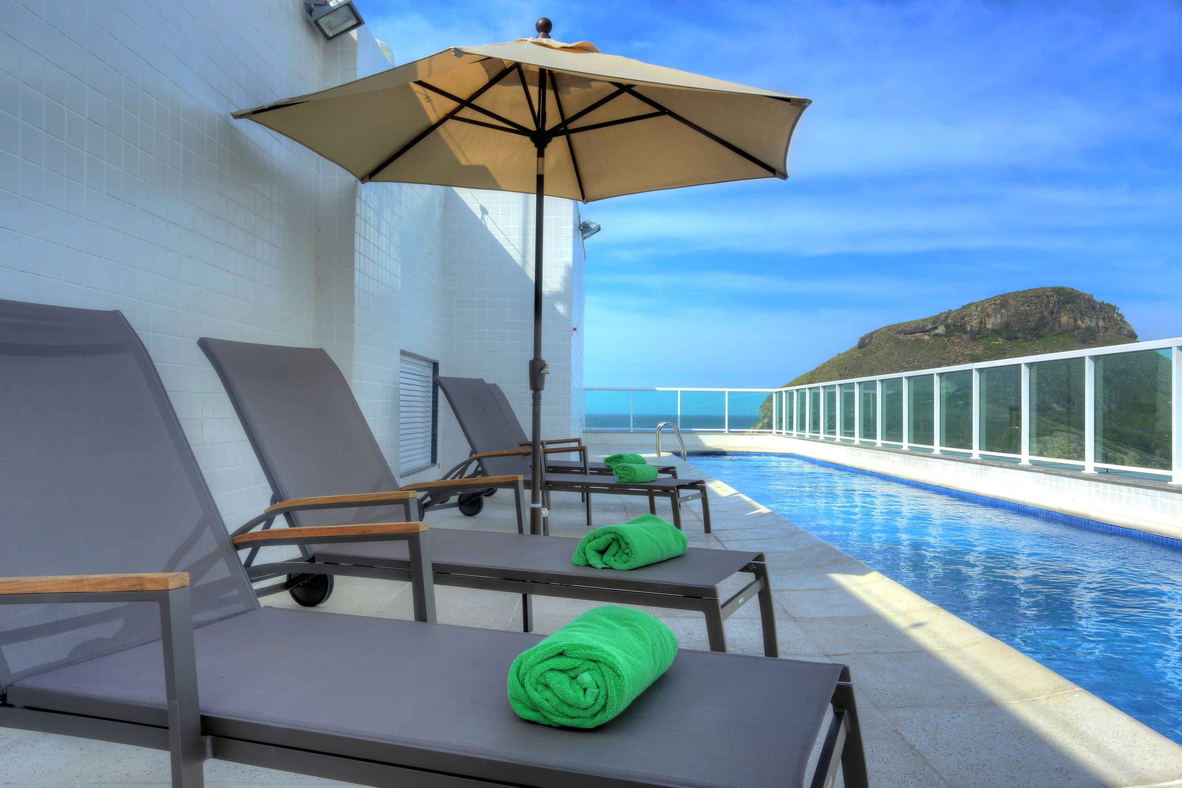 Piscina externa, funciona das 8h às 20h, espreguiçadeiras