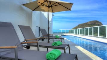 Piscina externa, funciona das 8h às 20h, espreguiçadeiras