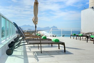 Piscina externa, funciona das 8h às 20h, espreguiçadeiras