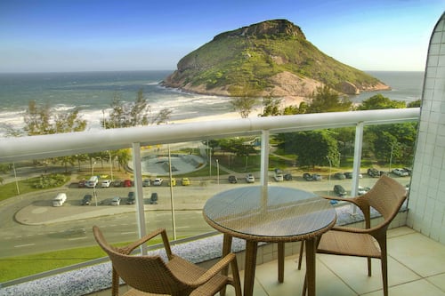 Habitación ejecutiva, vistas al mar | Zona de estar | Televisión de 32 pulgadas con canales digitales
