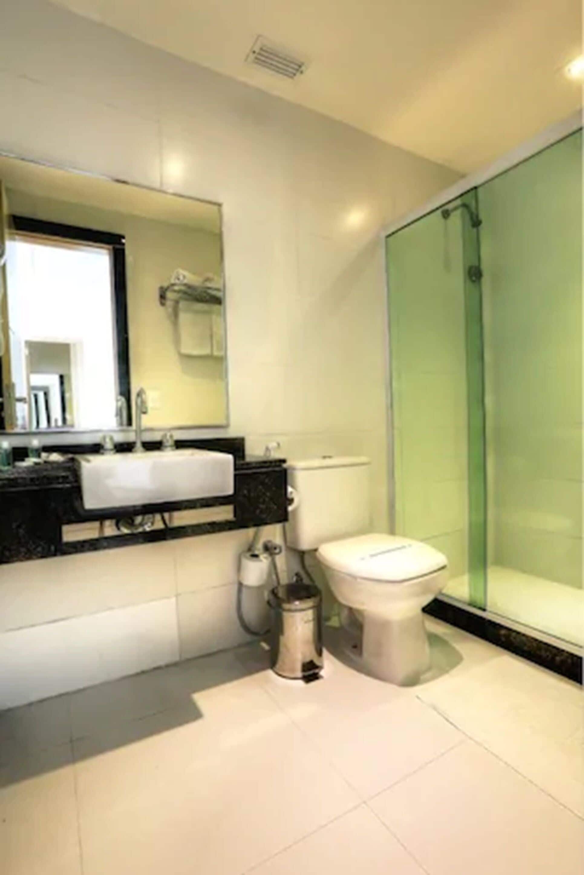 shower, rainfall showerhead, free toiletries, hair dryer