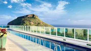 Una piscina al aire libre (de 08:00 a 20:00), tumbonas