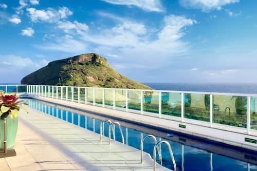 Una piscina al aire libre (de 08:00 a 20:00), tumbonas