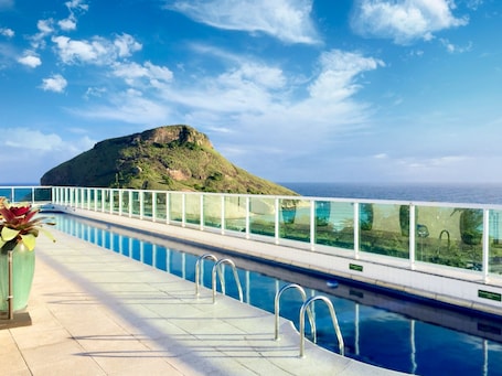 Una piscina al aire libre, sillones reclinables de piscina. Hotel Atlântico Sul