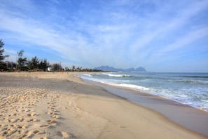 Sable blanc, cabines gratuites, parasols