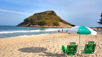 Playa de arena blanca, camas de playa gratuitas y sombrillas