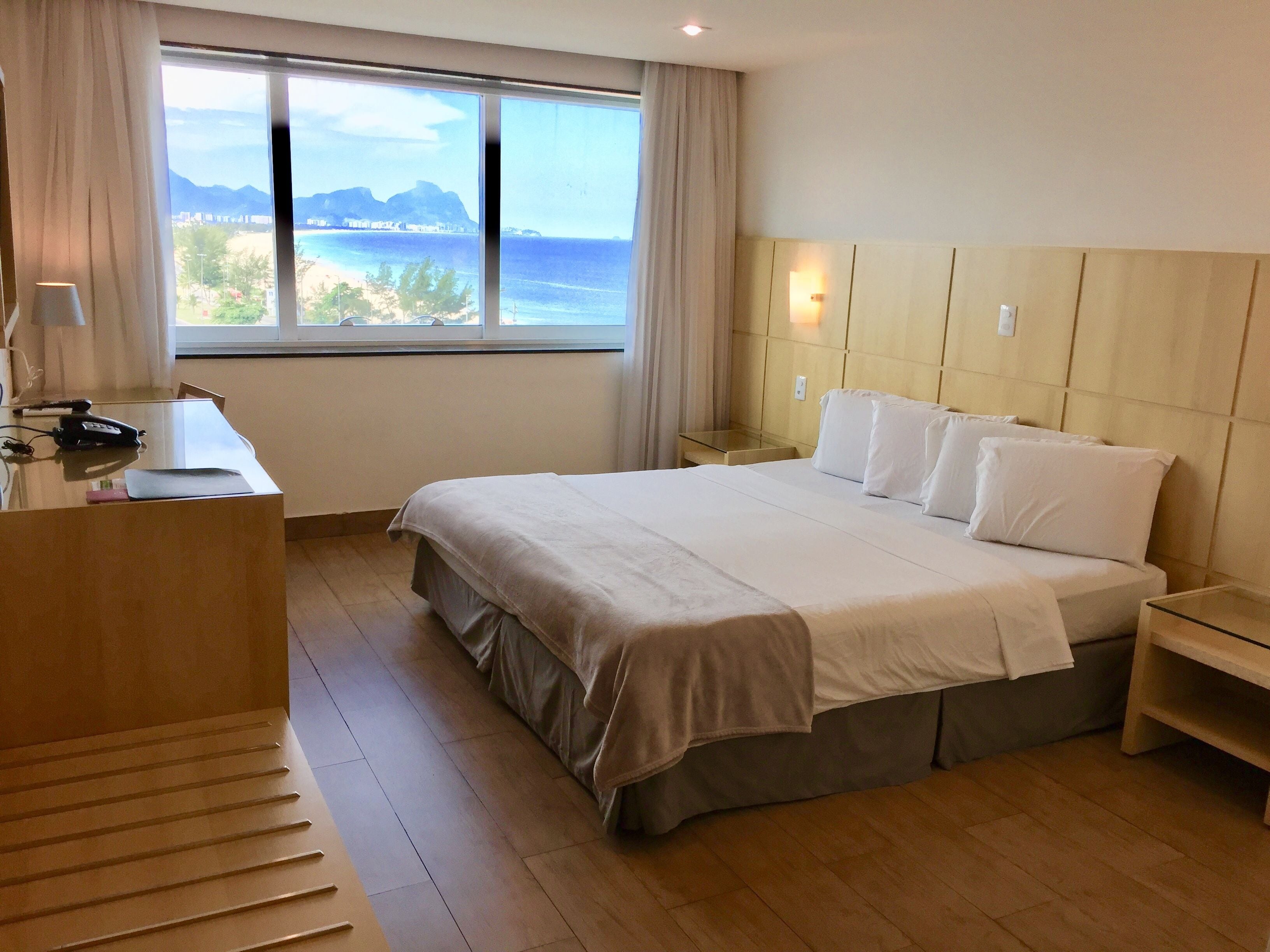 Ropa de cama de alta calidad y minibar 