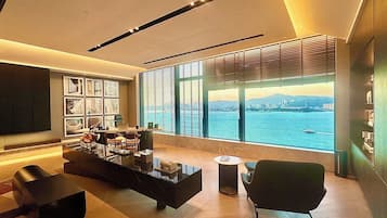 Suíte panorâmica, 1 cama de casal, para não fumantes, vista para o porto | 1 quarto, cofres nos quartos, individualmente decorados, escrivaninha