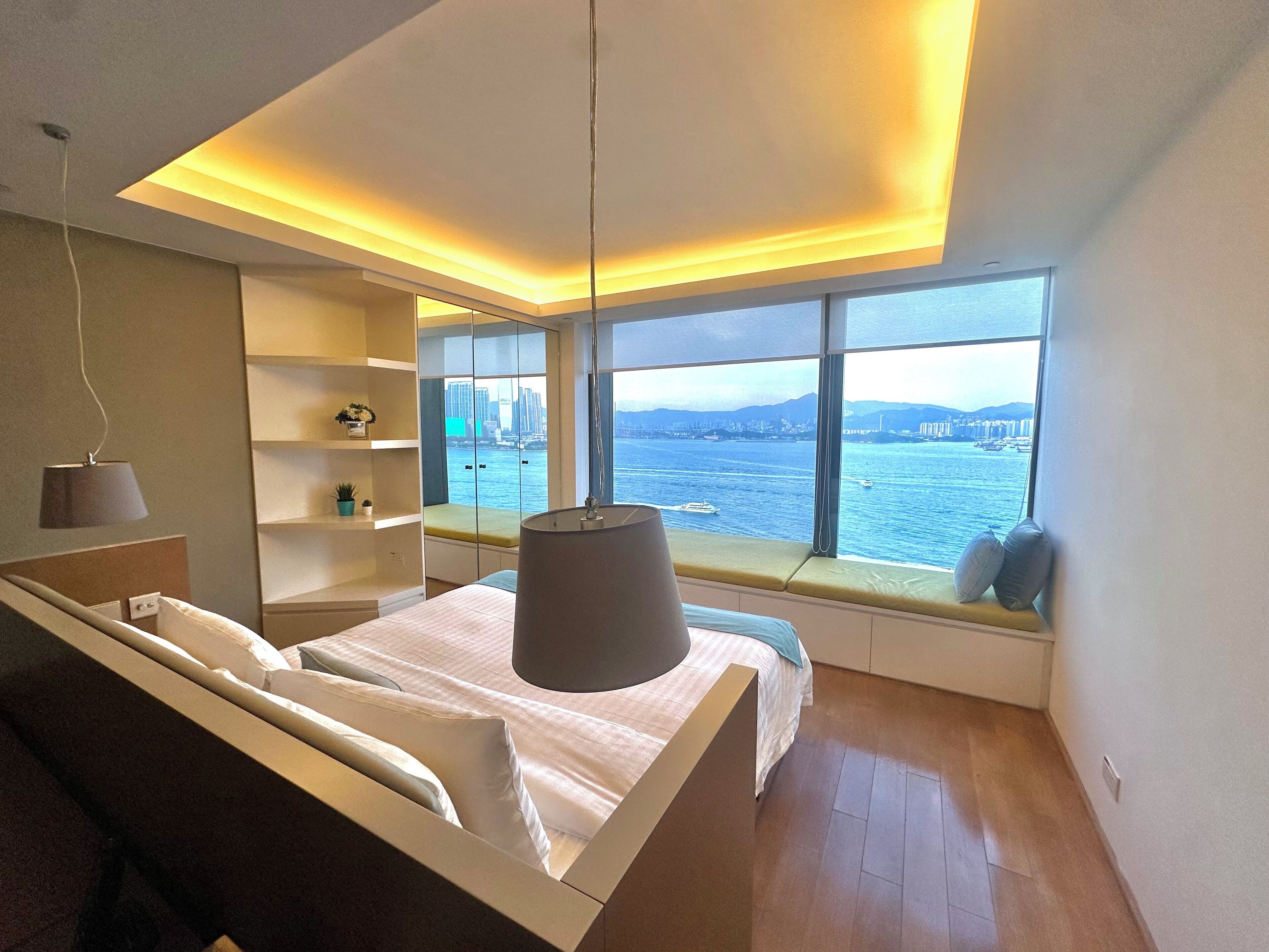 Suite Premium, 1 letto king, non fumatori, vista porto | Area soggiorno | TV a schermo piatto 55 pollici con canali via cavo, TV