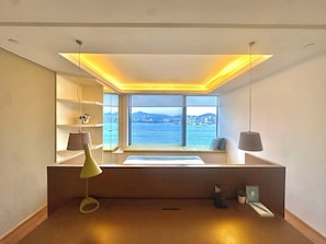 Premier Harbour View Suite | Living area - The Connaught (Hong Kong)