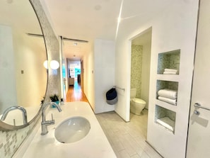 Deluxe Harbour View Suite | Bathroom