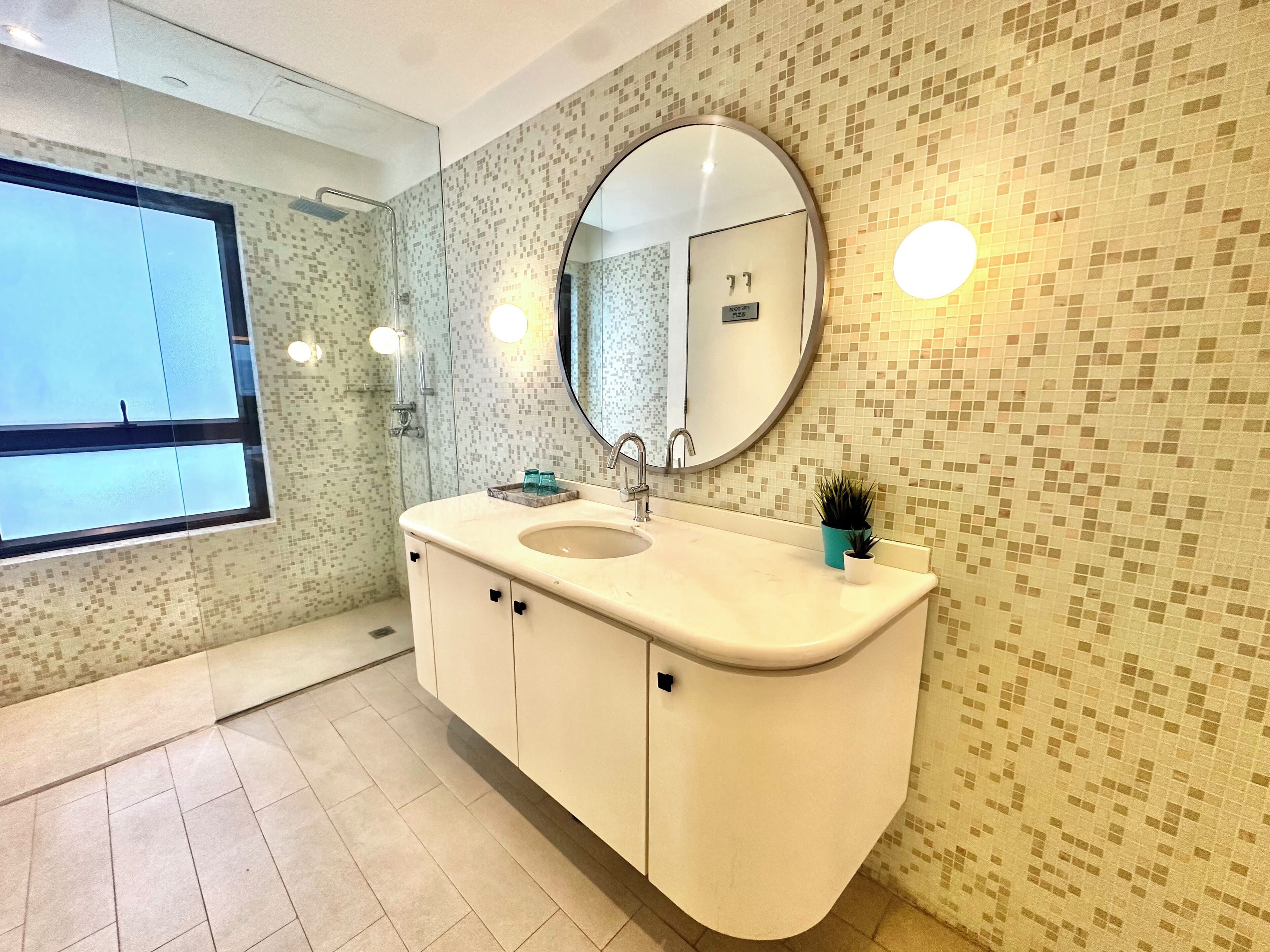 Premier Harbour View Suite | Bathroom | Shower, hair dryer, bidet, towels