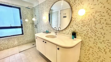 Premier Harbour View Suite | Bathroom | Shower, hair dryer, bidet, towels