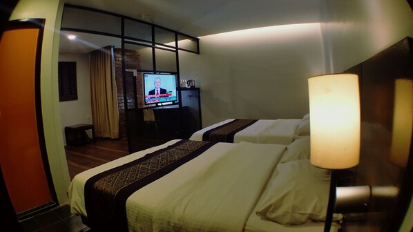 豪華客房, 2 張加大雙人床 | 客房內保險箱、獨特裝潢、布置獨特、書桌