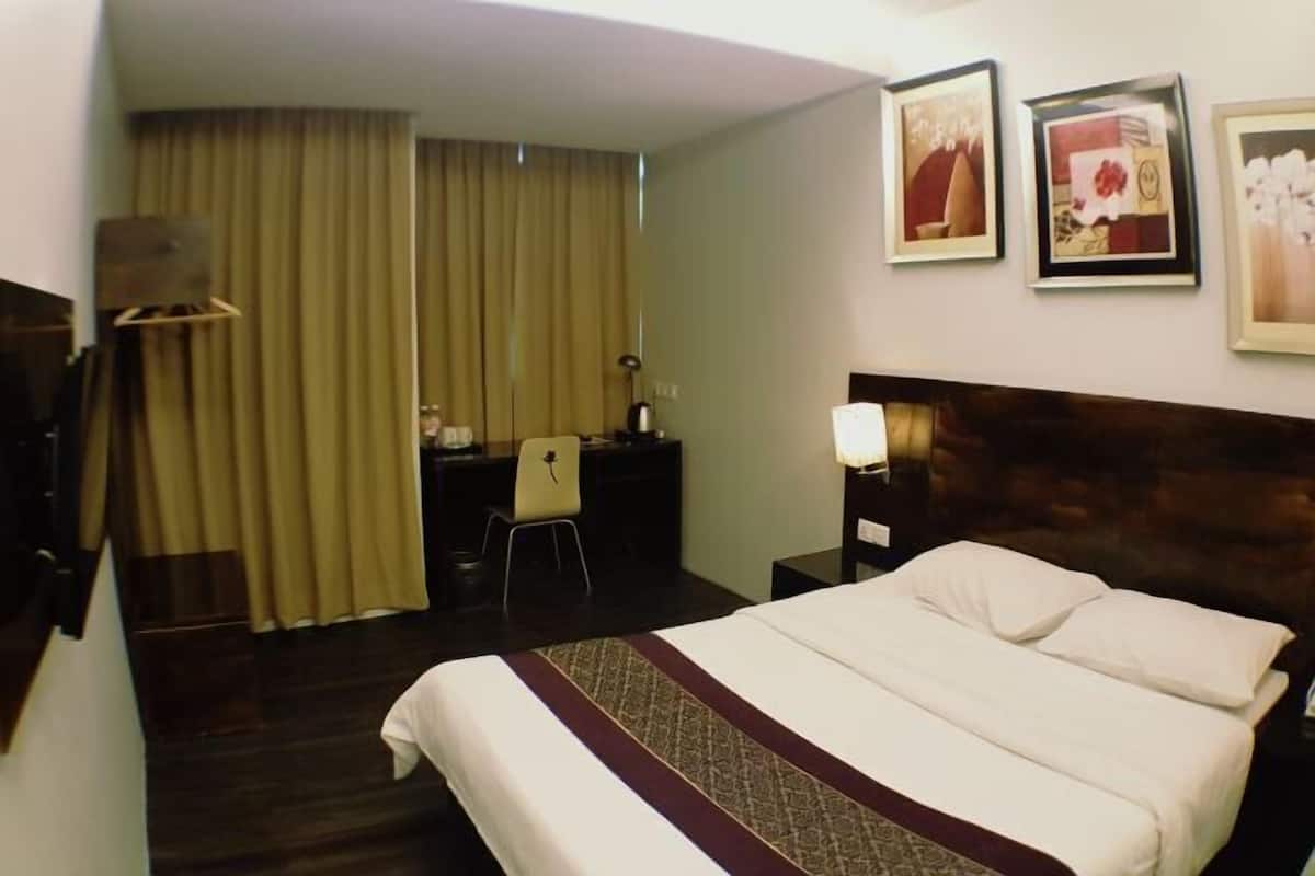 In-room safe, individually decorated, individually furnished, desk
