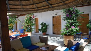 Courtyard - Siroco's Rooms & Studios (Paros)