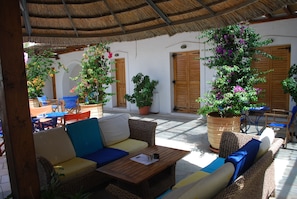 Courtyard - Siroco's Rooms & Studios (Paros)
