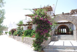 Exterior - Siroco's Rooms & Studios (Paros)