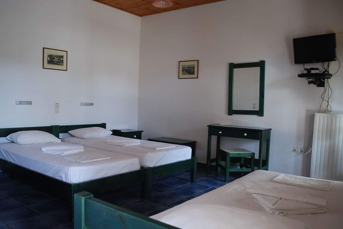 Triple Room | In-room safe, iron/ironing board, free cribs/infant beds, free WiFi