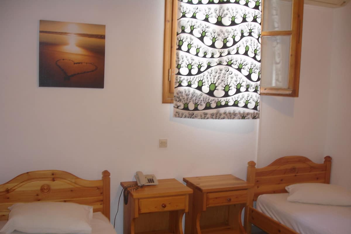 Economy Room (Semi-Basement) | In-room safe, iron/ironing board, free cribs/infant beds, free WiFi