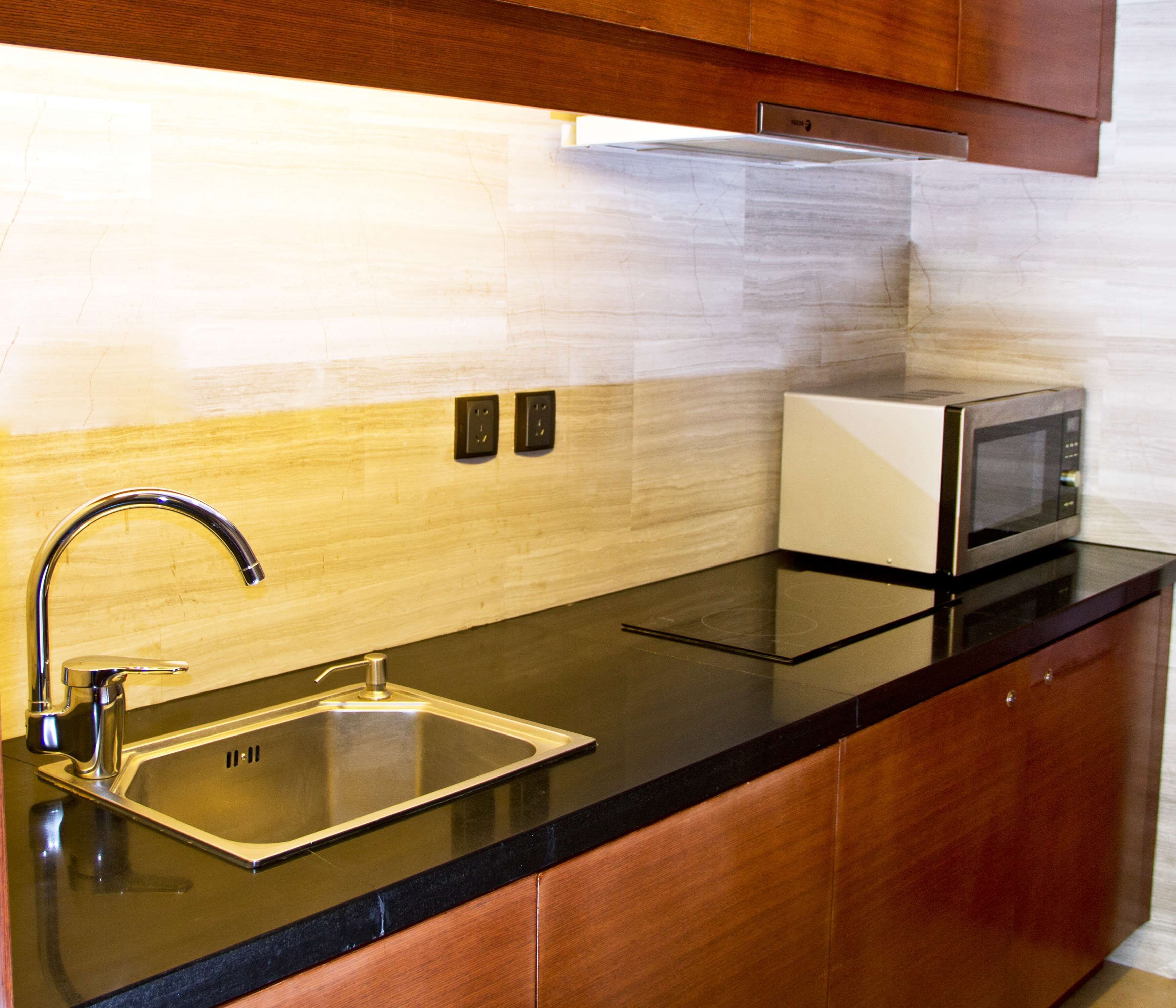 executive suite, 1 king bed, club lounge access | private kitchen | fridge, coffee/tea maker