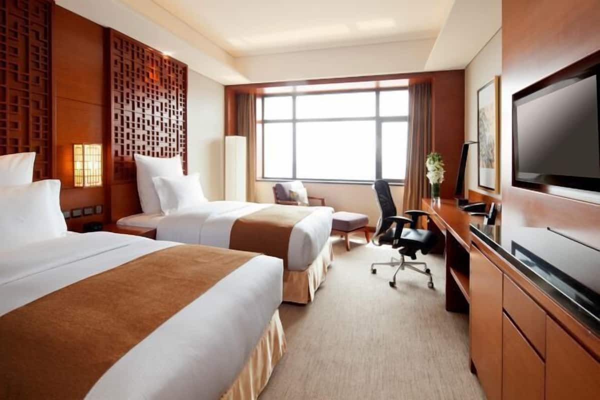 Premium bedding, down comforters, minibar, in-room safe