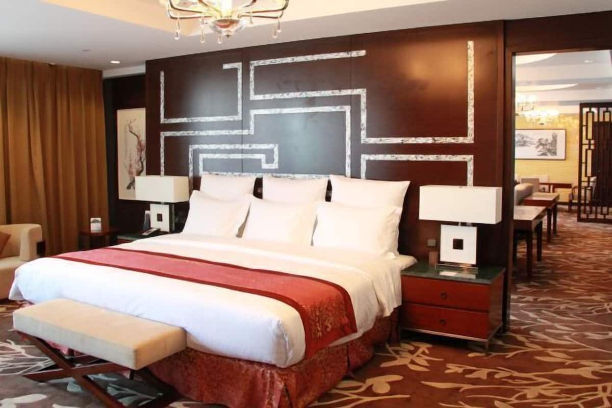 1 bedroom, premium bedding, down duvets, minibar