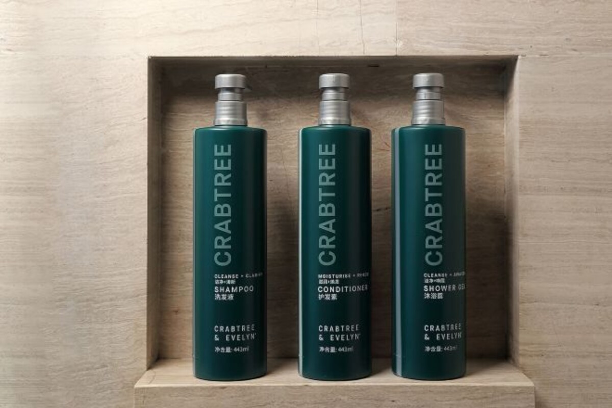Tres productos de Crabtree & Evelyn en una caja de madera.