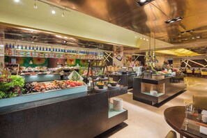 3 restaurants; breakfast, lunch and dinner served