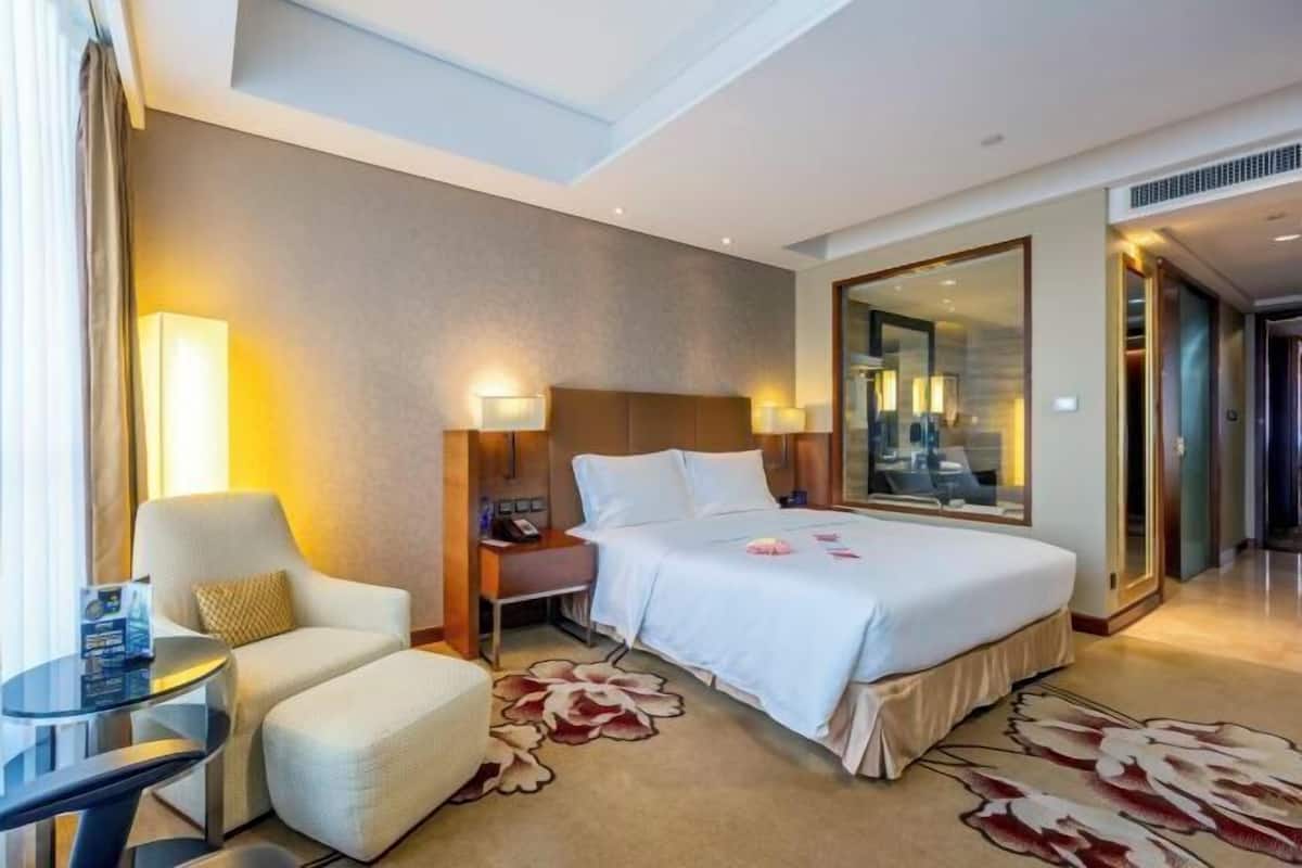 1 bedroom, premium bedding, down duvets, minibar
