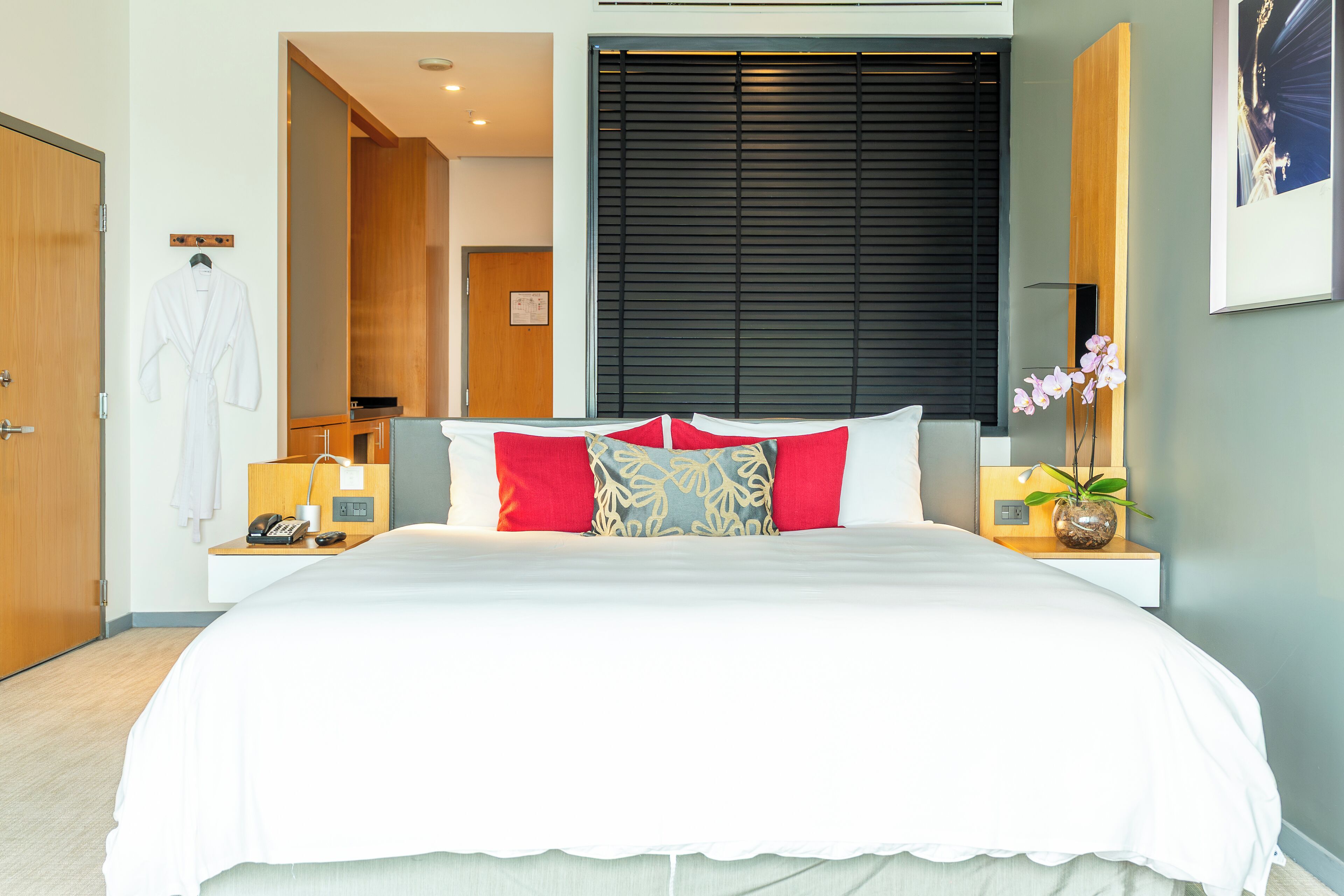 Quarto premier, 1 cama King | Edredons de pluma, frigobar, cofres nos quartos, escrivaninha