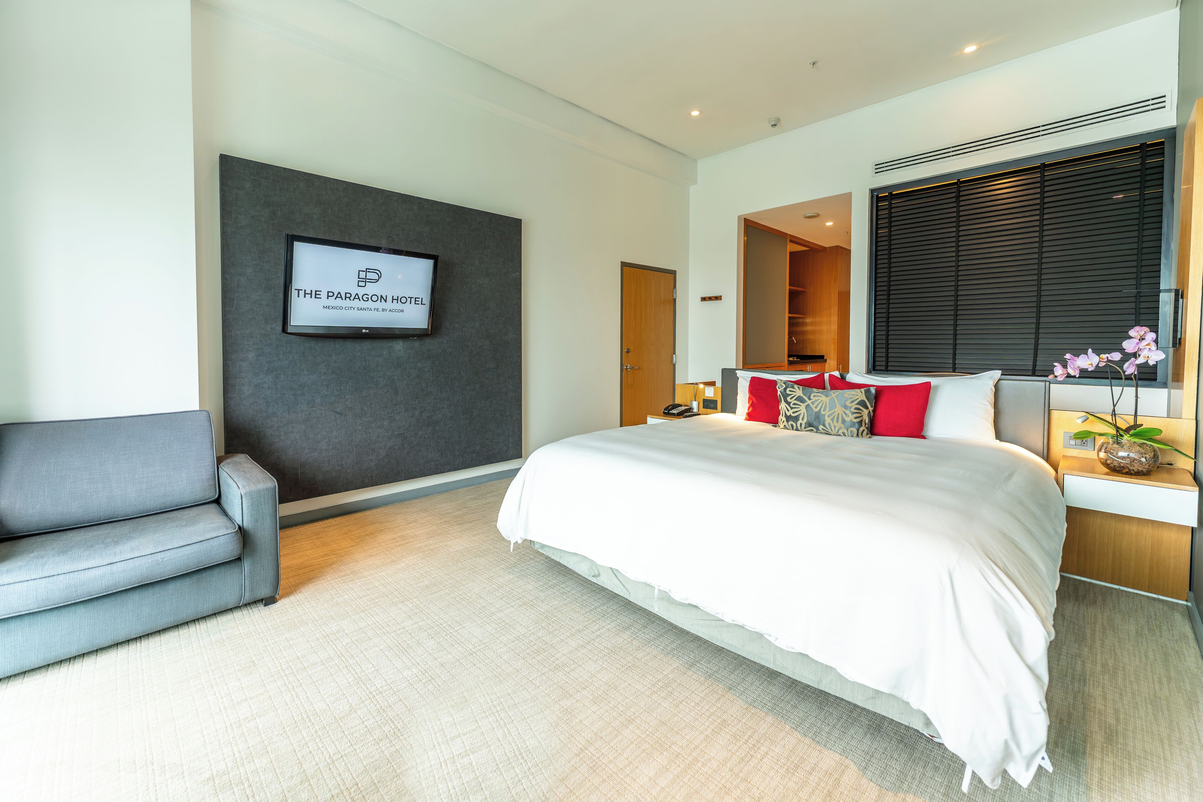 Executive Studio Suite, 1 King Bed, Balcony | Down duvets, minibar, in-room safe, desk