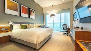 Estudio, 1 cama King size, balcón | Edredón, minibar, caja de seguridad en la habitación y escritorio