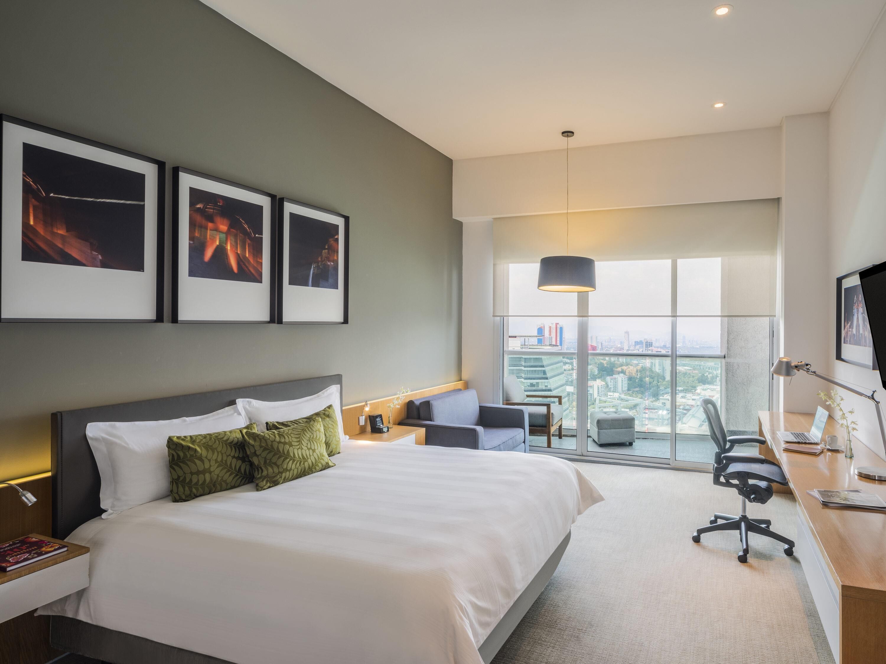 Estudio, 1 cama King size, balcón | Edredón, minibar, caja de seguridad en la habitación y escritorio 