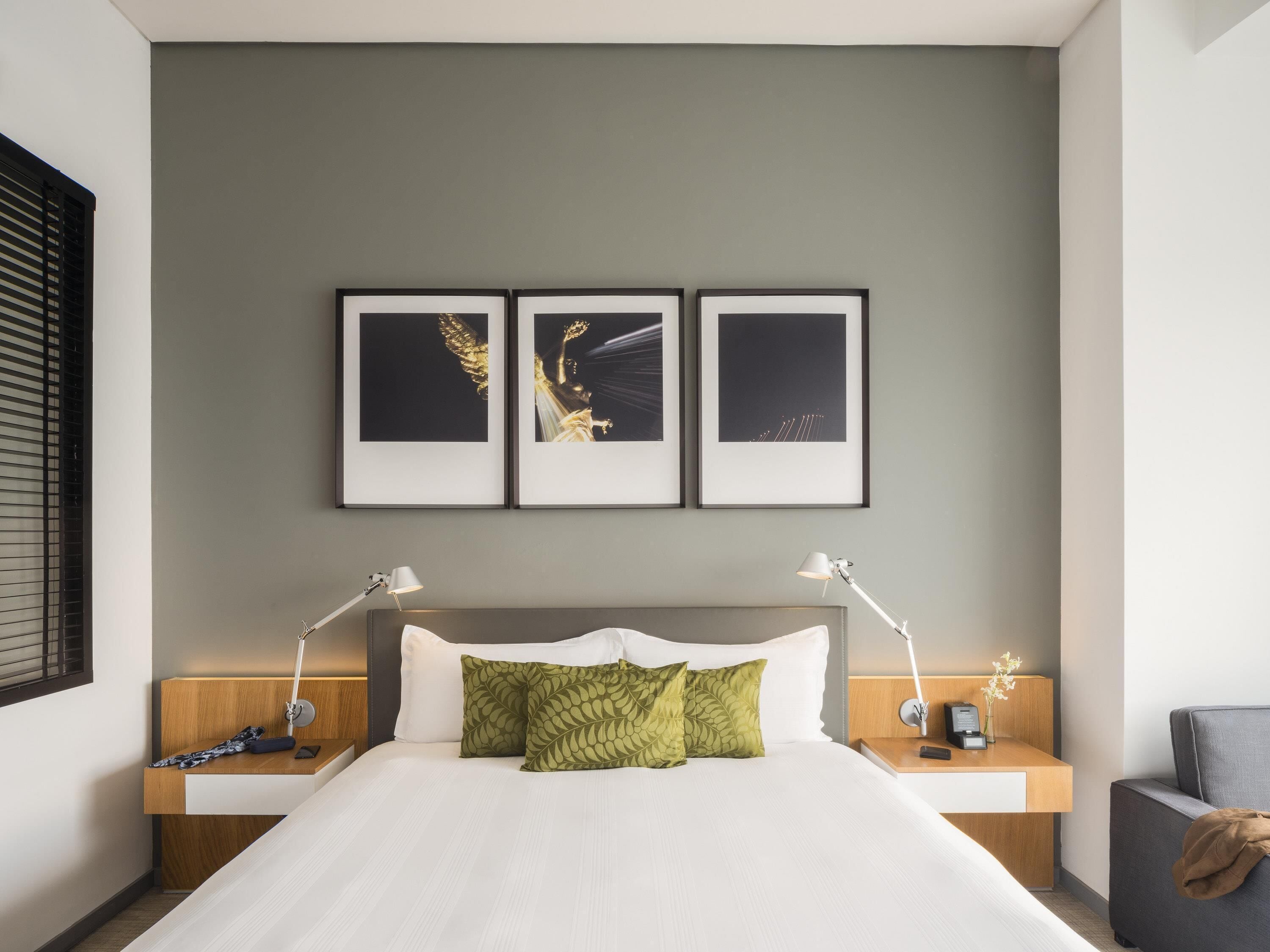 Donsdekens, een minibar, een kluis op de kamer, een bureau