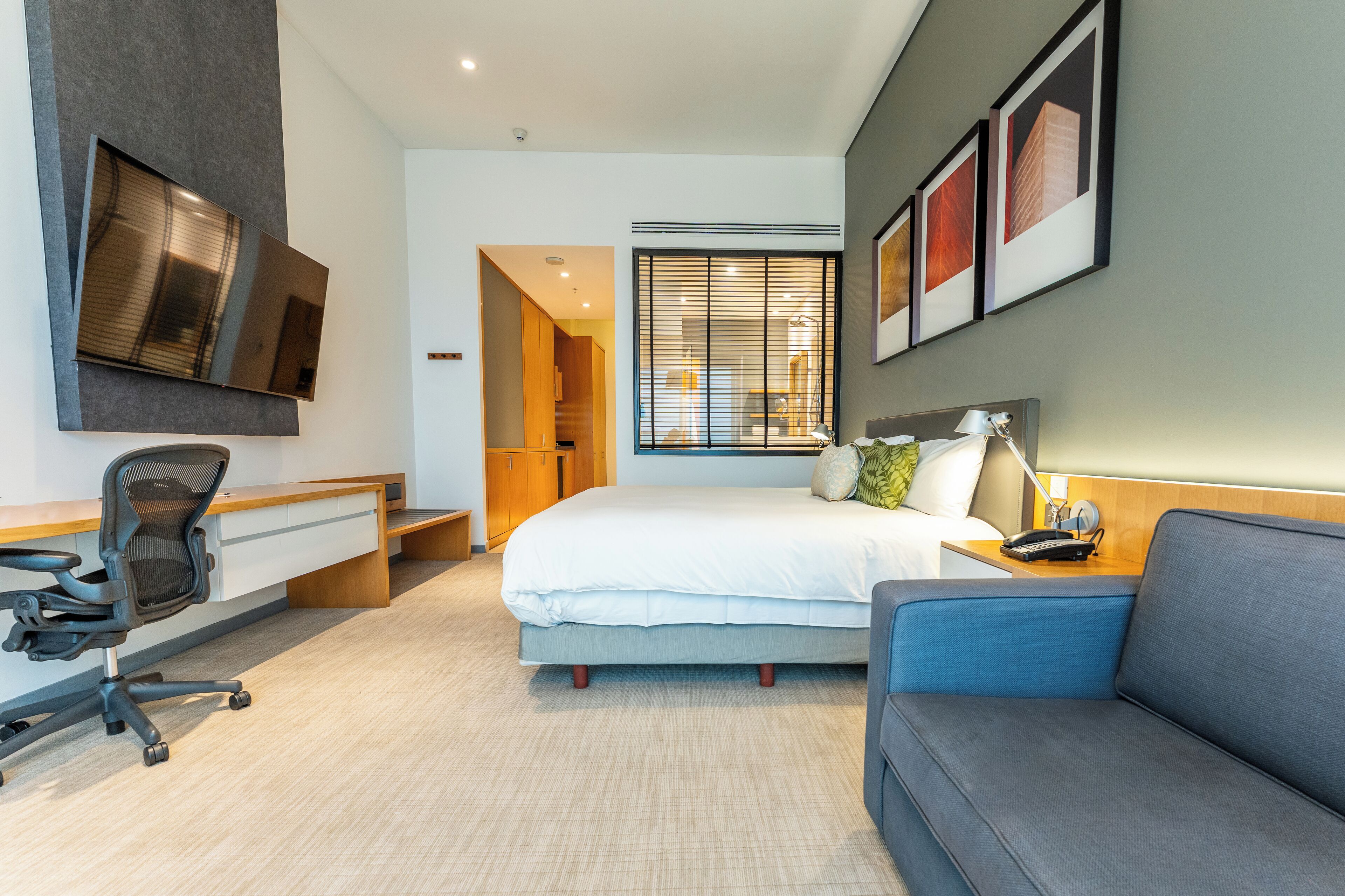 Edredons de pluma, frigobar, cofres nos quartos, escrivaninha