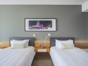 Duntäcken, minibar, värdeförvaringsskåp på rummet och skrivbord