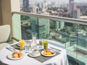 Dundyner, minibar, pengeskab på værelset, skrivebord