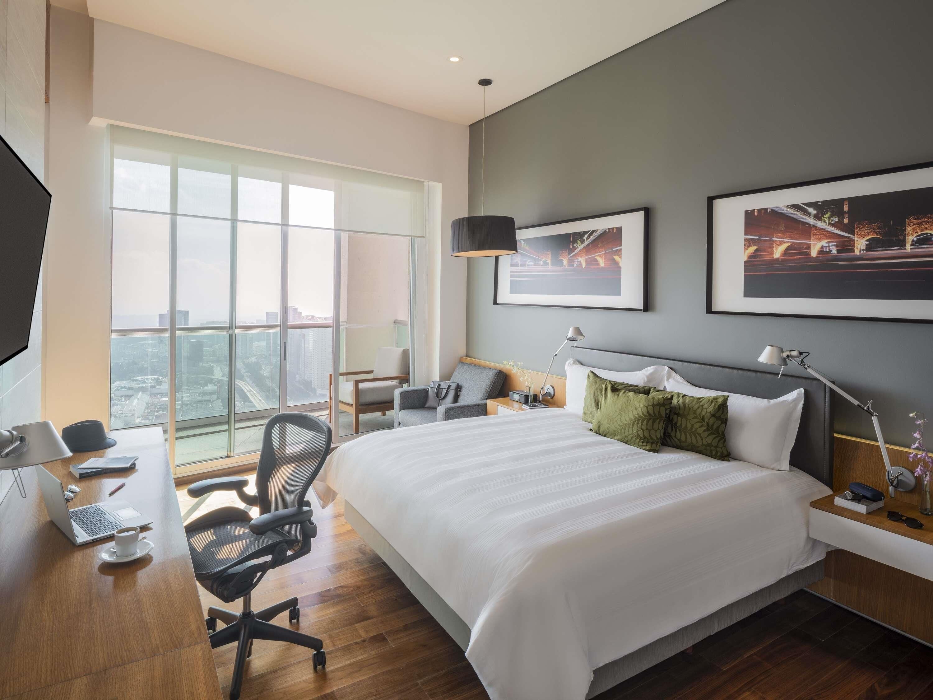 Edredons de pluma, frigobar, cofres nos quartos, escrivaninha