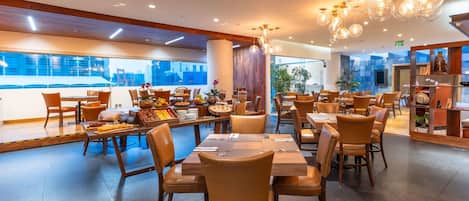 Desayuno buffet diario (USD 19.16 por persona)