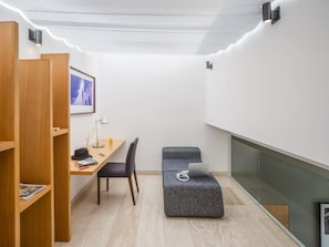 Duntäcken, minibar, värdeförvaringsskåp på rummet och skrivbord